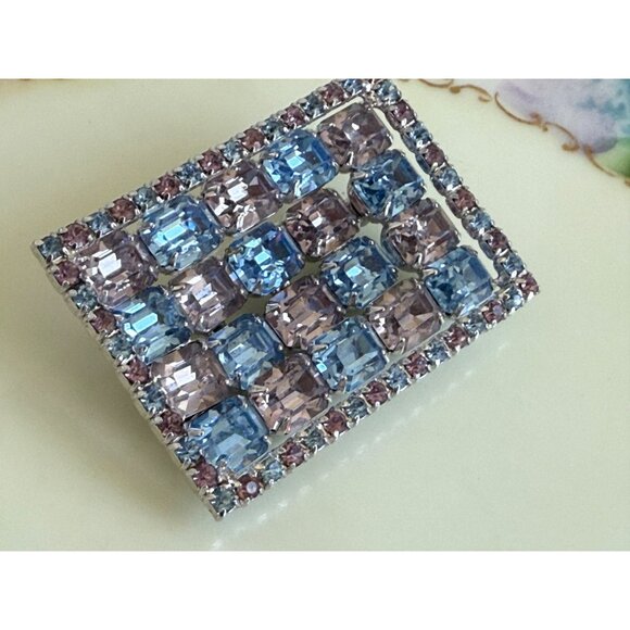 Vintage 50's Kramer NY Rhinestone Rectangle Brooch Blue Pale Lavender - Picture 3 of 10